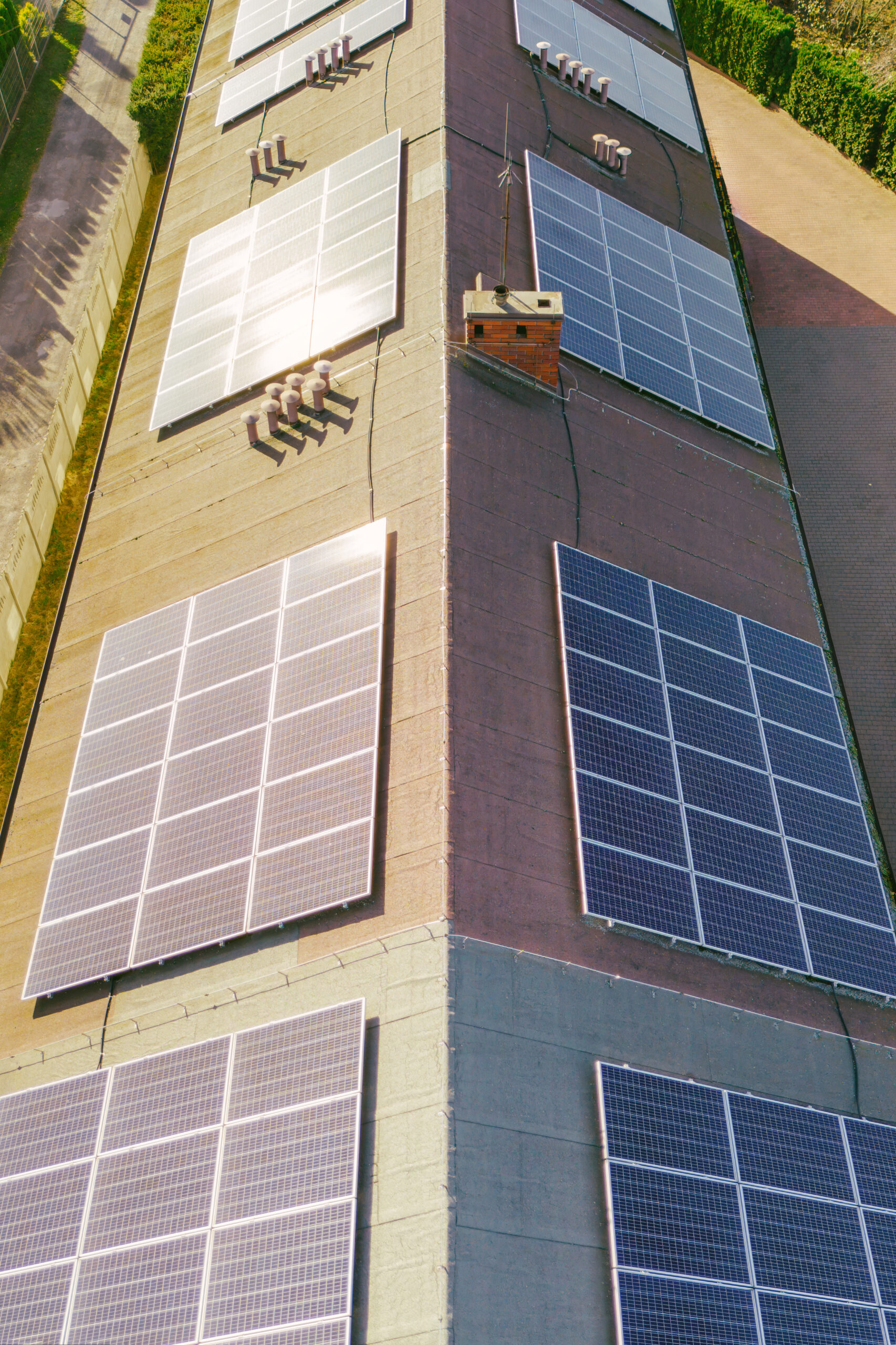 Luftaufnahme eines Gewerbedachs mit installierten Solarpanels auf dem Dach – Nutzung erneuerbarer Energie durch Photovoltaik im Gewerbe