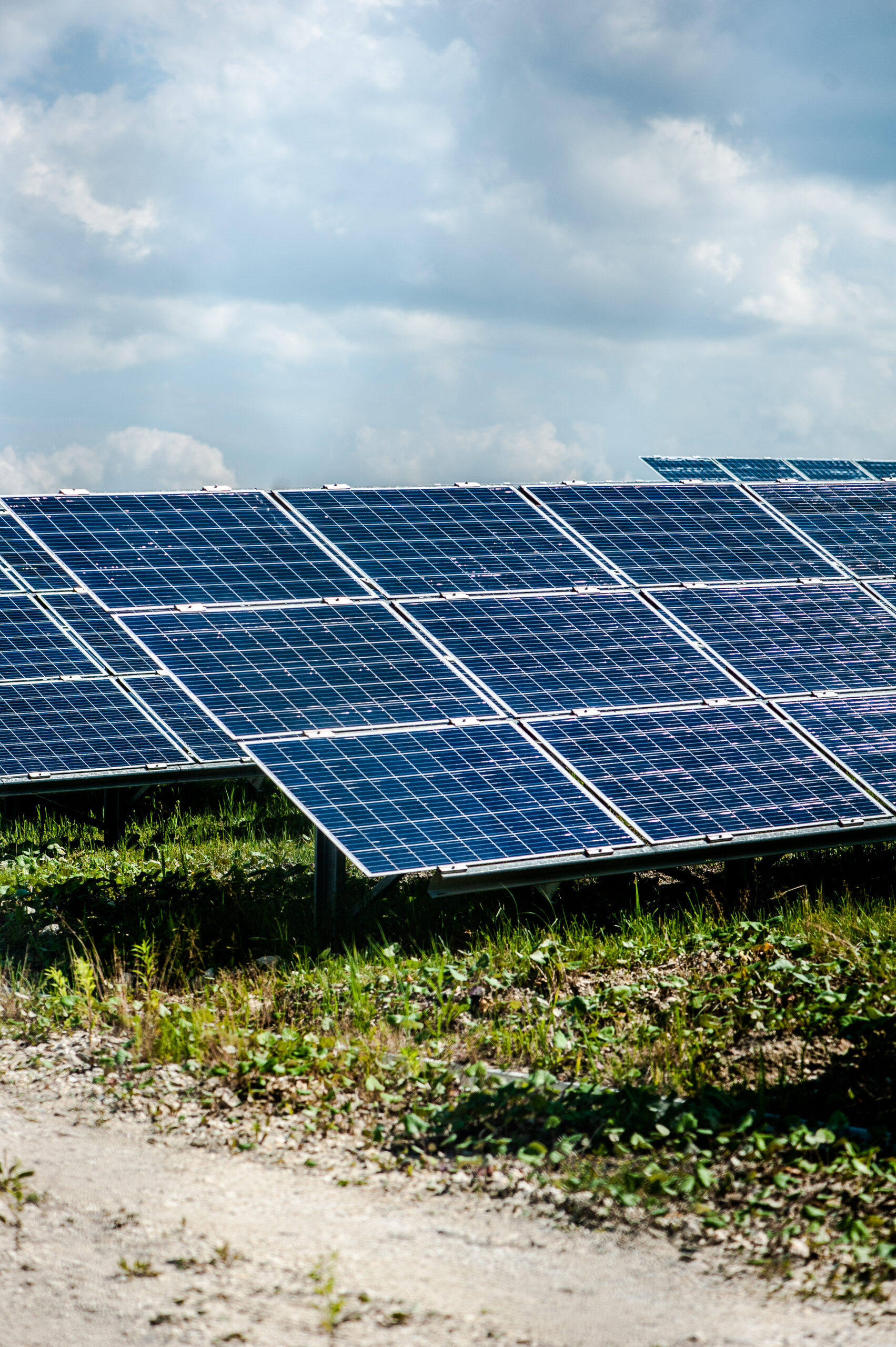 Photovoltaik-Solarpanel vor blauem Himmel mit Sonnenlicht – Konzept für erneuerbare, saubere Energie und nachhaltige Stromerzeugung