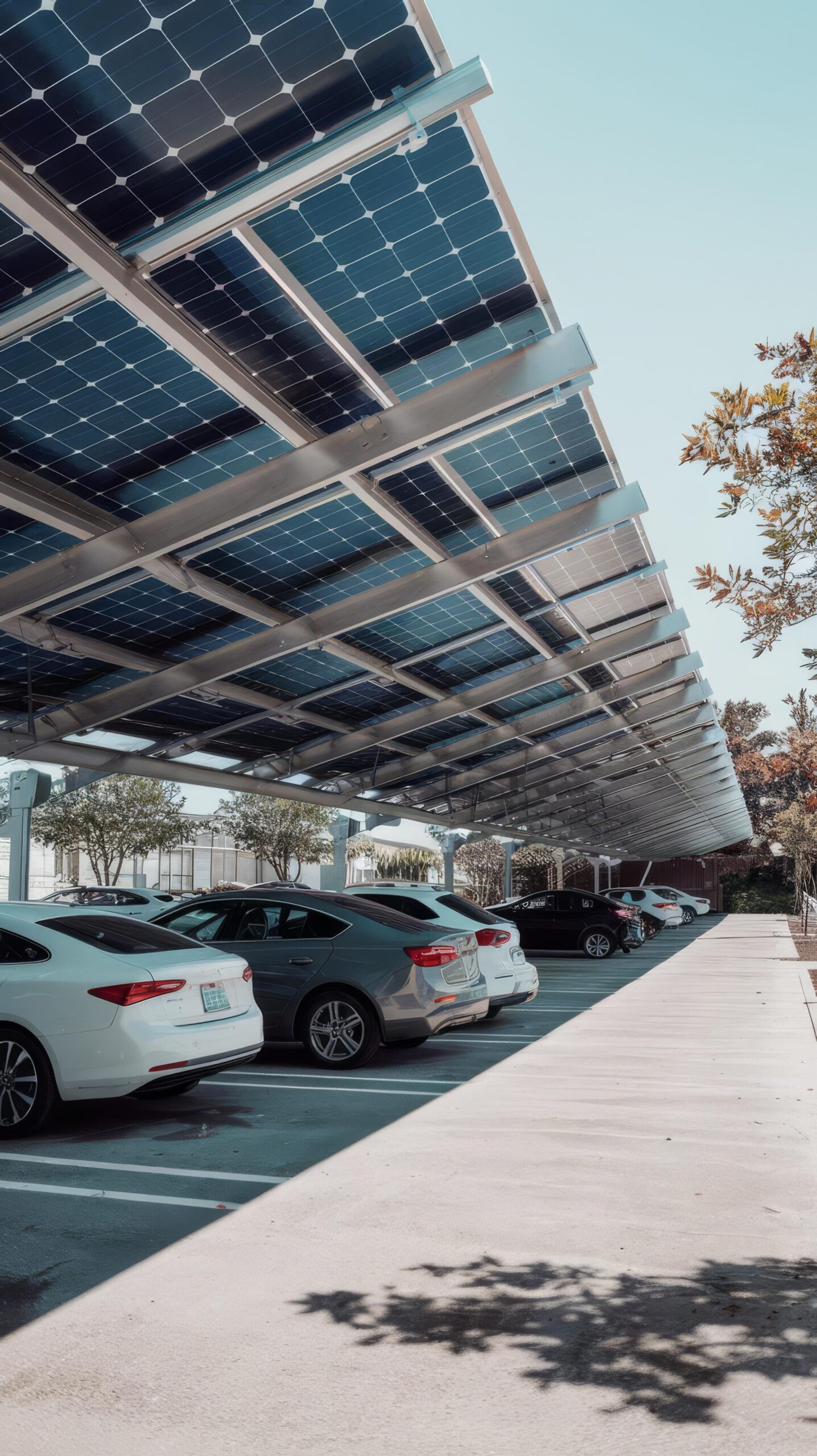 Parkplatz mit überdachten Solarpanels und geparkten Autos – Photovoltaik-Anlage zur effizienten Erzeugung erneuerbarer Energie und nachhaltigen Nutzung von Flächen